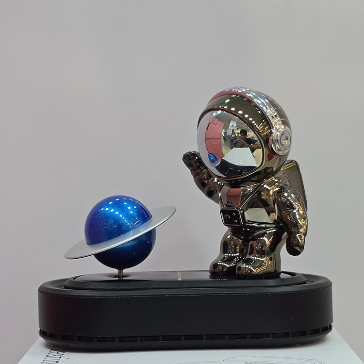 خوشبوکننده خودرو طرح فضانورد با کره زحل چرخان نقره ای