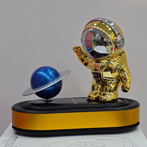 خوشبوکننده خودرو طرح فضانورد با کره زحل چرخان طلایی