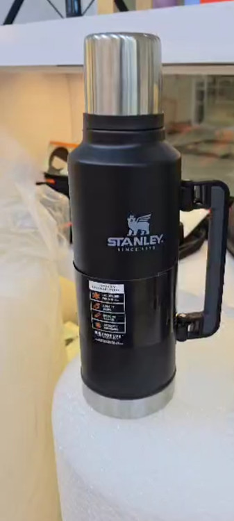 فلاسک ۱.۹ لیتری کلاسیک استنلی مدل Legendary Classic Bottle مشکی