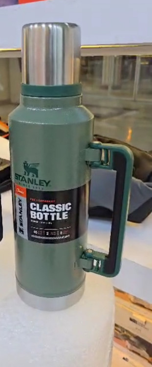 فلاسک ۱.۹ لیتری کلاسیک استنلی مدل Legendary Classic Bottle سبز