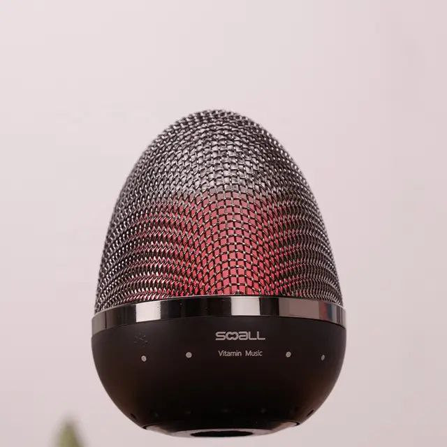 اسپیکر بلوتوثی معلق طرح تخممرغ با نور RGB از نمای نزدیک