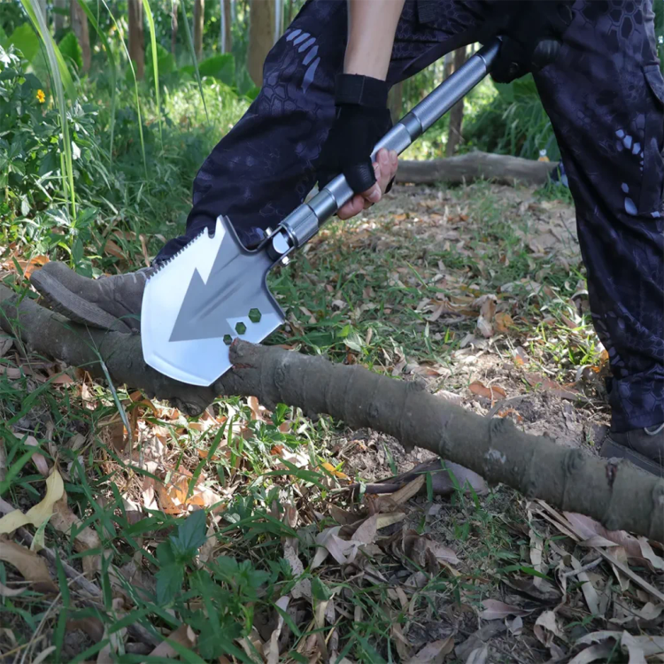 بیل ۱۴ کاره کمپینگ گرین لاین مدل Multi Shovel در حال استفاده