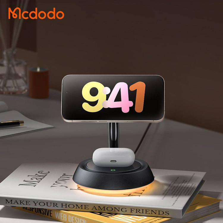استند شارژ وایرلس سهکاره MCDODO مدل CH-4952 با توان ۱۵ وات در حال استفاده