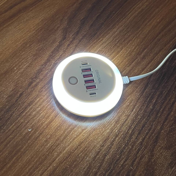 هاب شارژ چندپورتی LED در حال استفاده