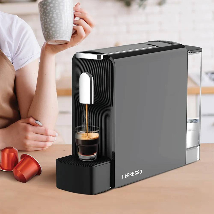 اسپرسوساز کپسولی LePRESSO BARISTO مدل LPCFFMO04SBK با فشار ۱۹ بار در حال استفاده